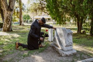 O que significa sonhar com uma pessoa que já morreu vestida de preto?